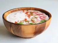 Kühles und würziges Koriander-Radieschen-Raita, ein erfrischendes Joghurtgericht mit lebendigem Koriander und knusprigen Radieschen.